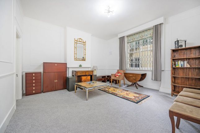 Flat 9, 46, Ennismore Gardens, London photo 2