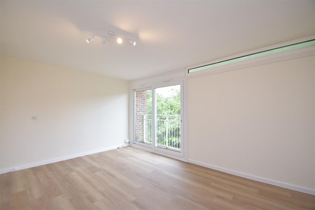 Thumbnail Flat to rent in Grangedale Close, Northwood