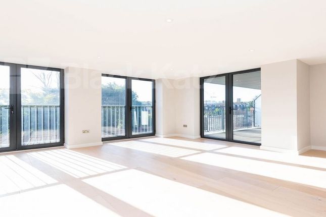2-bed flat on Tottenham Lane, London, £2,999/mo