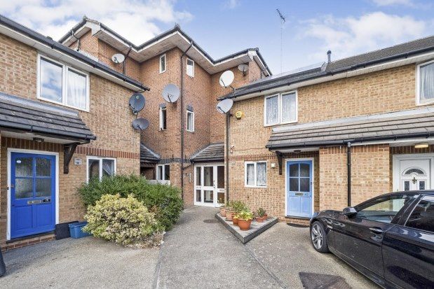 Flat to rent in Azalea Close, Ilford