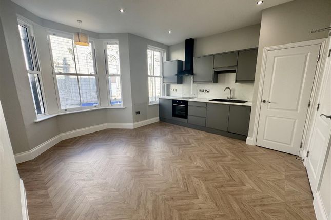 Flat 3, 50-51, Albemarle Crescent, Scarborough photo 2