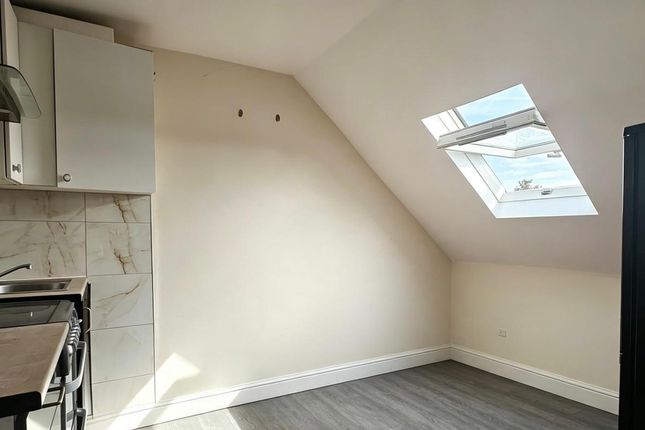 372D, Leagrave Road, Luton photo 2