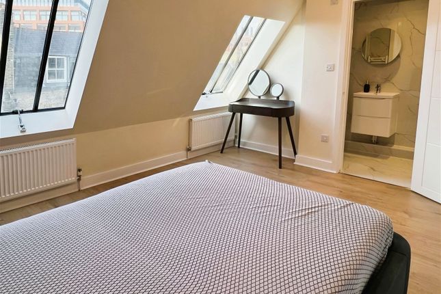 Thumbnail Flat to rent in South Molton Street, London