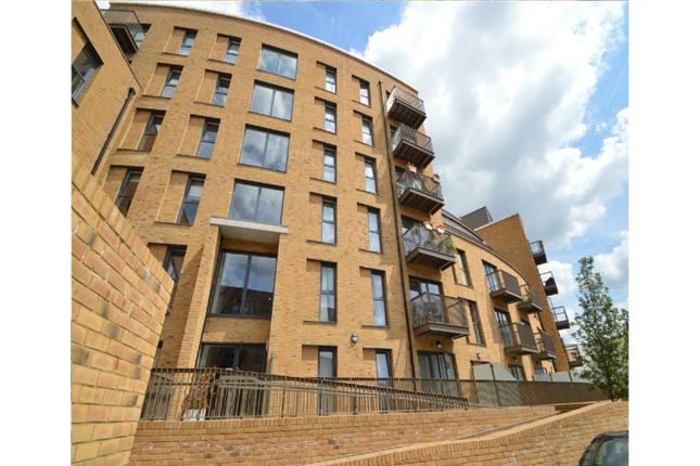 Thumbnail Flat for sale in 3 Cabot Close, Croydon