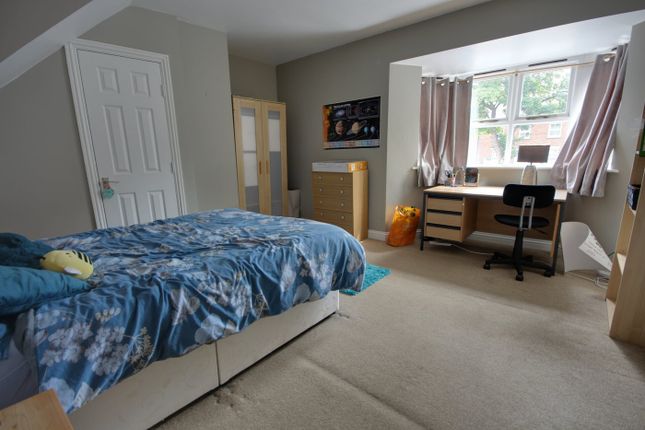 A Spacious And Inviting Double Bedroom With Good N...