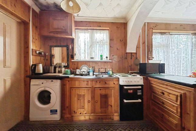 9 Heol Las, Bridgend photo 3