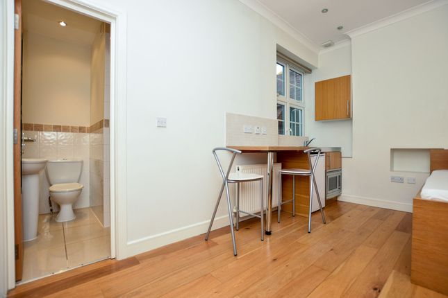 Flat 5, 17 Golders Way, Golders Green photo 3