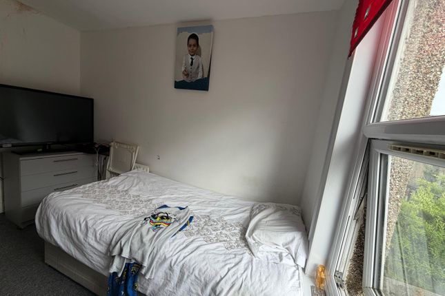 13, Park Avenue, Greater London photo 5