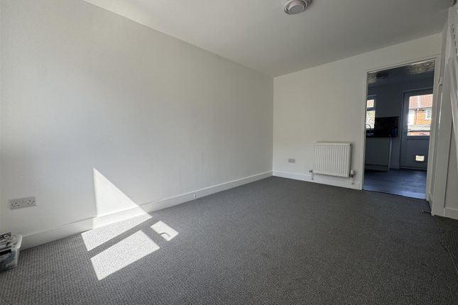 18, Kimbolton Close, Swindon photo 3