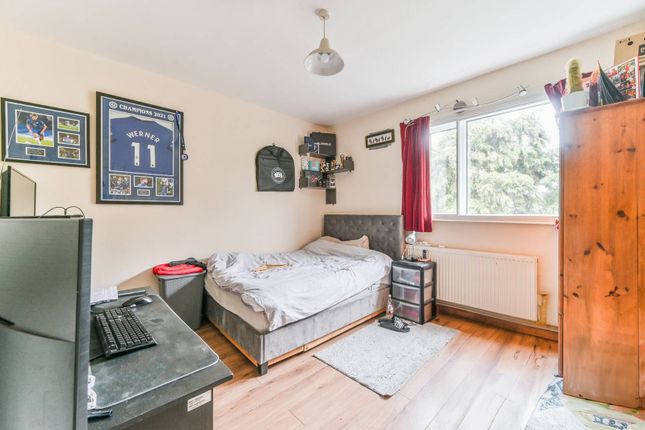 Flat for sale in Perth Close, Raynes Park, London