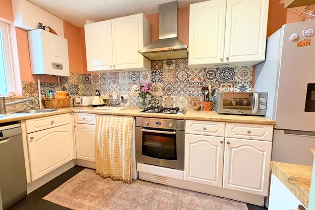 33 Haining Gardens, Camberley photo 4