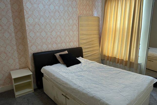 Thumbnail Flat to rent in Chatterton Road, Bromley