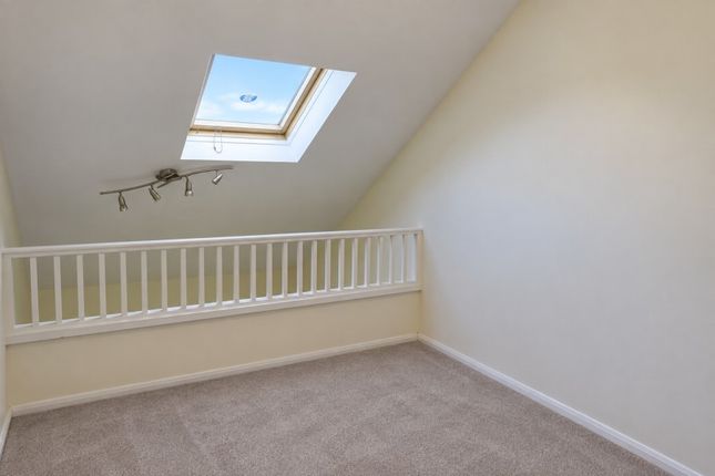 31, Hodgson Gardens, Guildford photo 4
