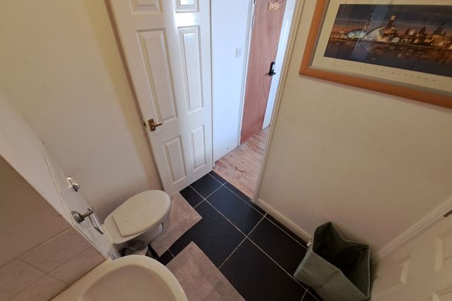 27, Fishguard Way, London photo 5