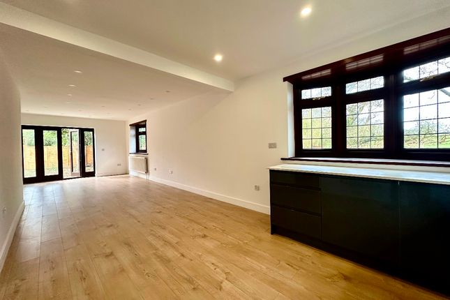 51 Priory Grove, Romford photo 4