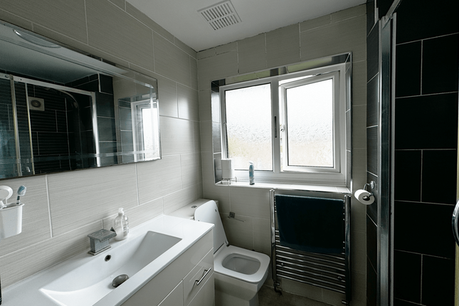 6, Heron Close, Crawley photo 2