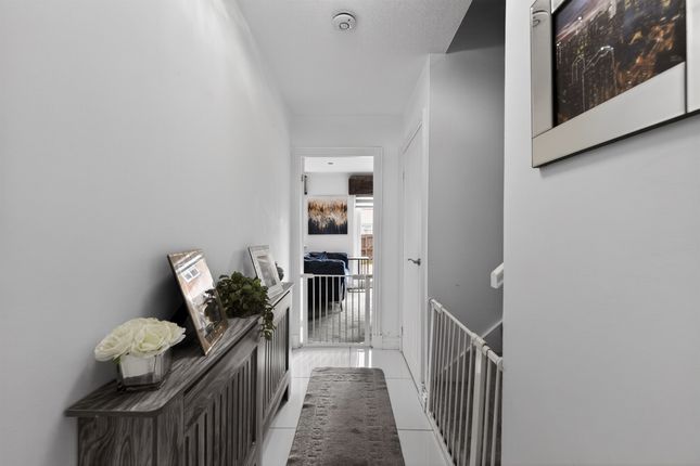 8, Queens Court, Irvine photo 4