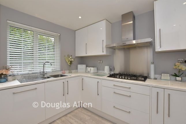 126, Latimer Drive, Basildon photo 4
