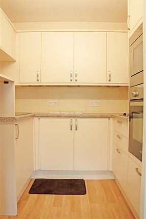 Flat 4 Homeborough House, Brinton Lane, Southampton photo 3