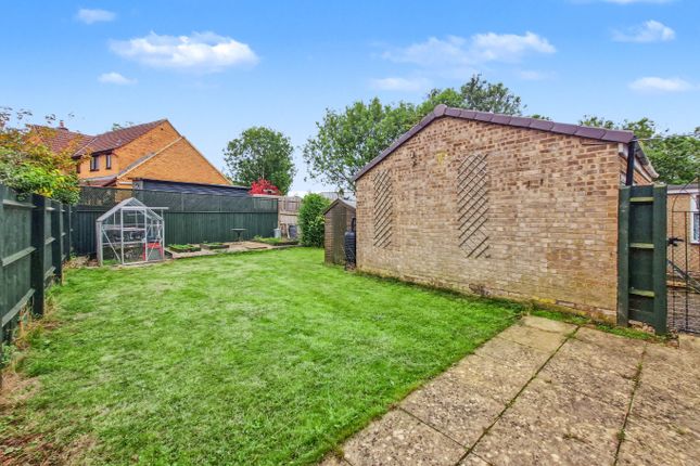 31 Central Avenue, Woodford Halse, Northamptonshire photo 3