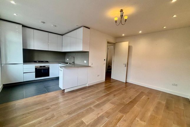 Leeside Crescent, London photo 3