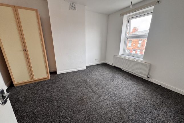 18, Compton Crescent, Leeds photo 5
