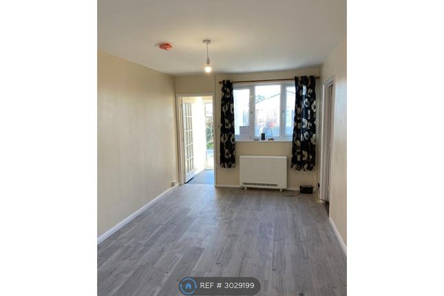 Yew Way, Jaywick, Clacton-On-Sea photo 3