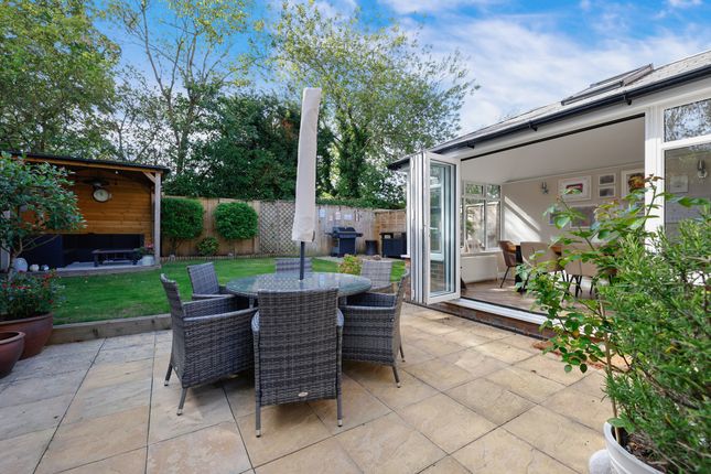 4, Donald Gardens, Horley photo 4