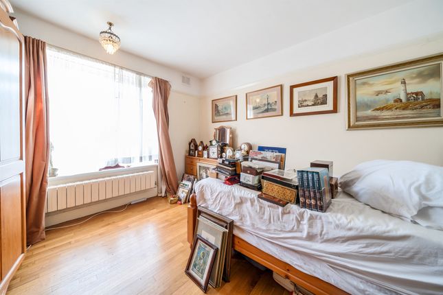 Flat for sale in Eaton Rise, London