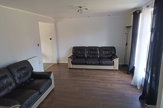 48, Huntsman Road, Ilford photo 3