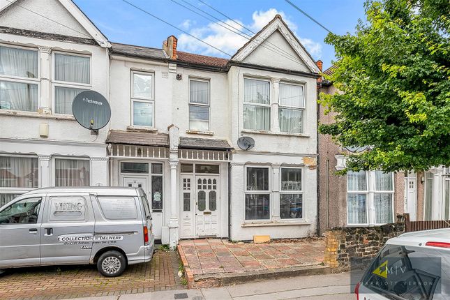 Thumbnail Flat for sale in Langdale Road, Thornton Heath