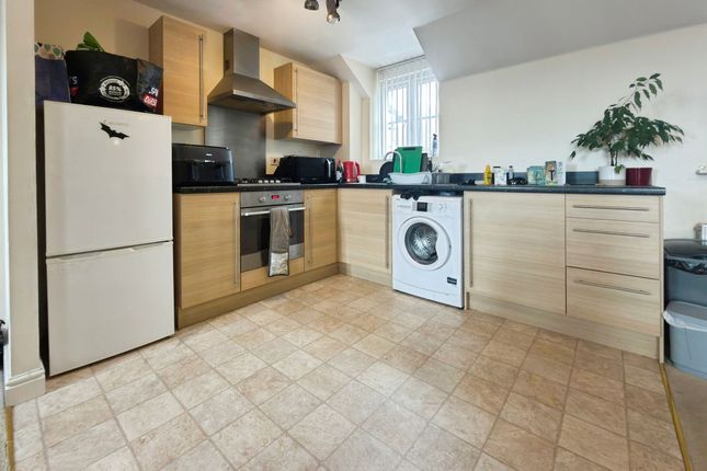 164 Cloatley Crescent, Swindon photo 4