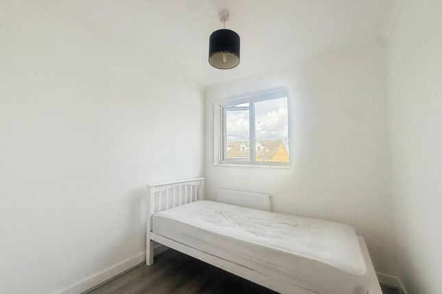 4, Mill Road, South Ockendon photo 4