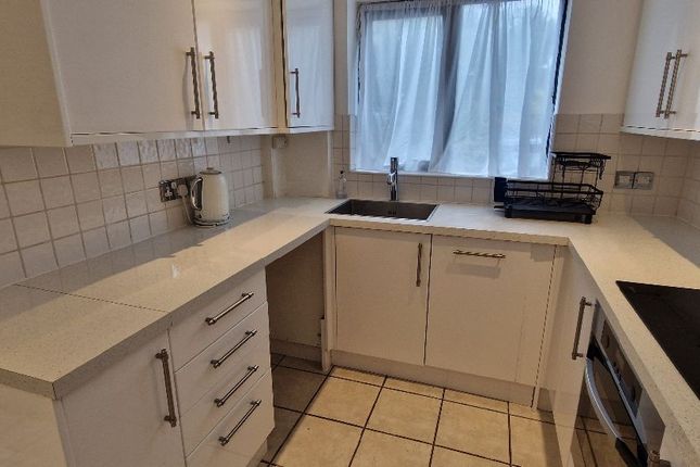 3 Limetree Court, London photo 4