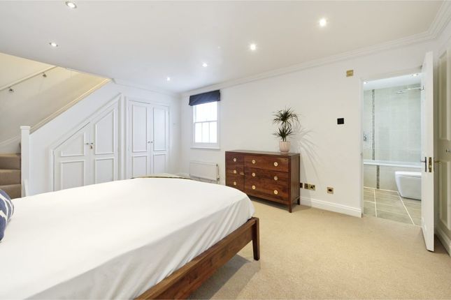 Flat to rent in St. Georges Square, London