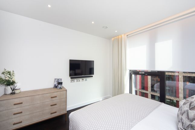 Flat to rent in Charles Clowes Walk, London
