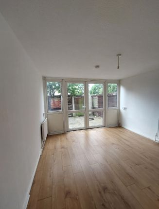 18, Potter Close, Mitcham photo 5