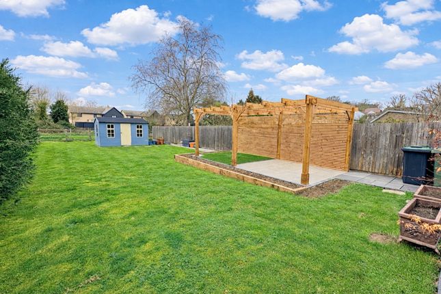 7, Meadow Close, Bedford photo 2