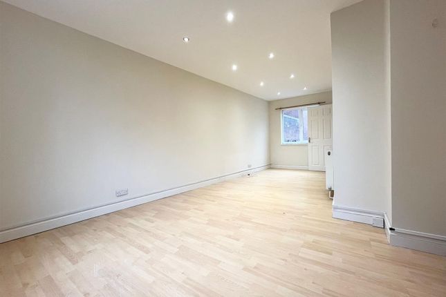 82a, Turners Hill, Cheshunt photo 3