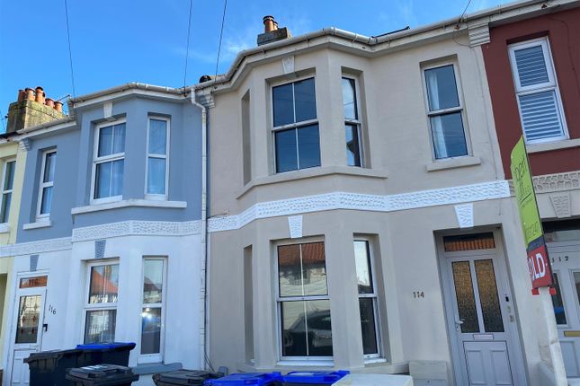 Flat to rent in Lyndhurst Road, Worthing