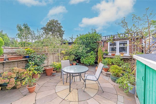 4, Beards Hill Close, Hampton photo 2