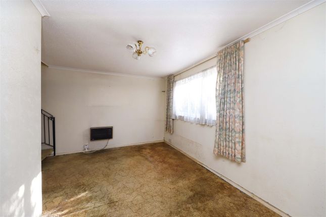 38, Hindhead Close, Hillingdon photo 4