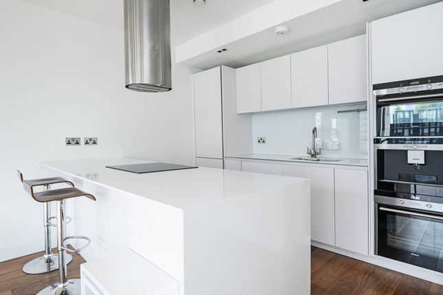 Flat to rent in Wood Street, City, London