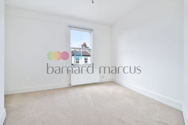 Flat to rent in Caxton Road, London