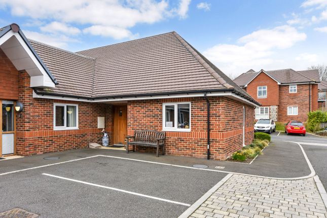Flat for sale in Farnham Road, Liss, Hampshire