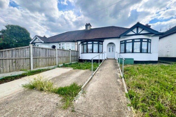 Thumbnail Bungalow to rent in Southend Arterial Road, Hornchurch