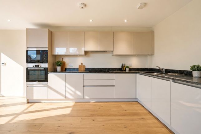 Apartment 4, 80, Courland Grove, London photo 2