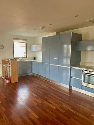 Flat 2, The Curve 27-31, St. Marys Road, London photo 2