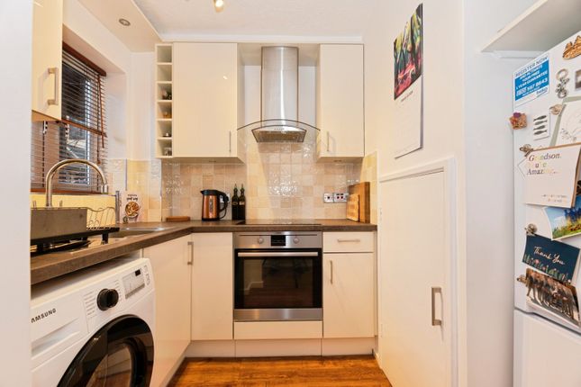 24, Bloxworth Close, Wallington photo 5