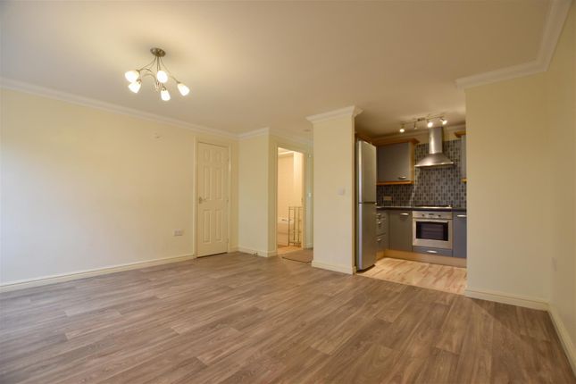 Flat to rent in Gawton Crescent, Coulsdon